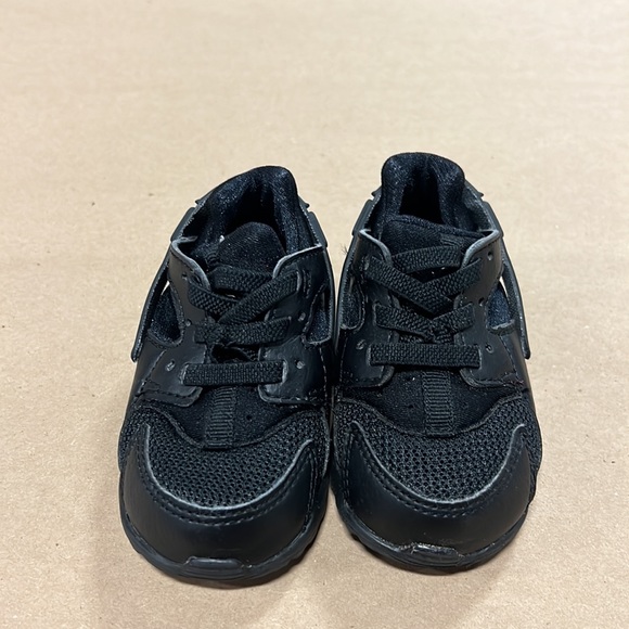 Nike / infant / sneakers / black / size 4c - Picture 2 of 5